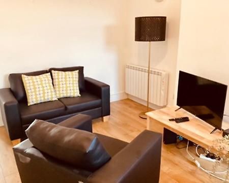 Two Bedroom, Off-Road Parking Ludgershall  Esterno foto