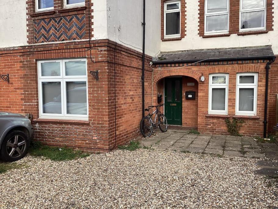 Two Bedroom, Off-Road Parking Ludgershall  Esterno foto